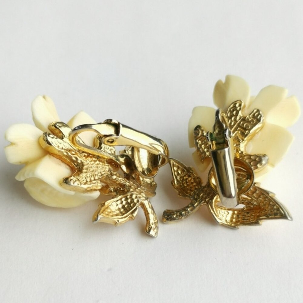 Vintage Boucher Mid Century Carved Rose earrings - Picture 2 of 7